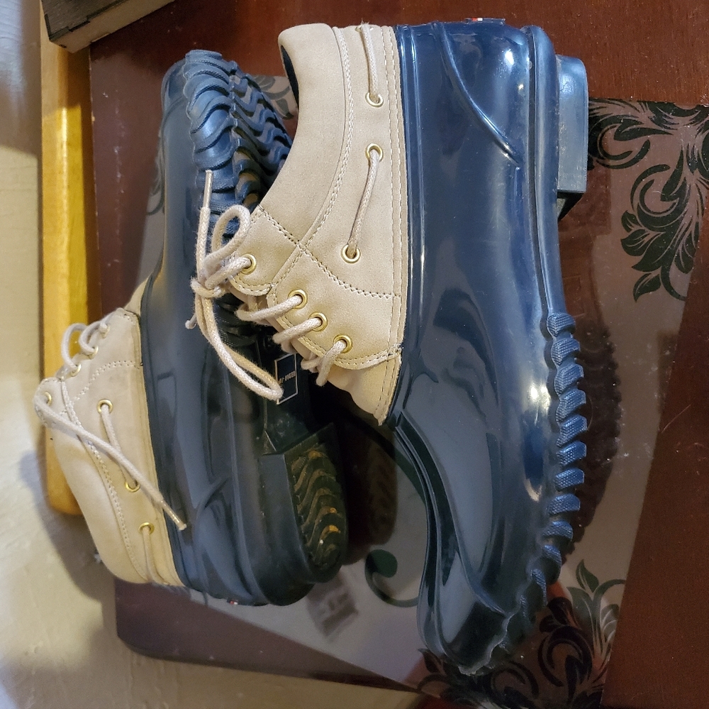 Tommy Hilfiger duck boots women's 9
